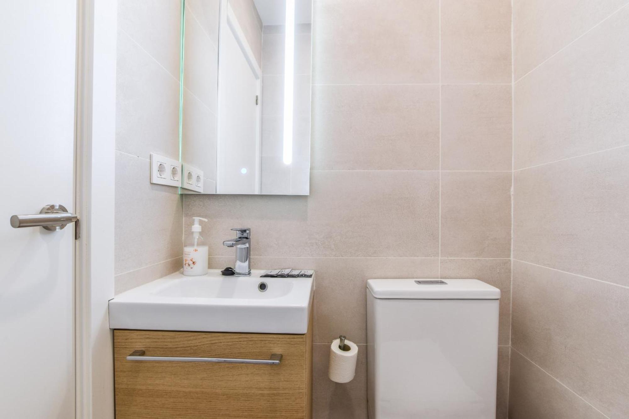 Apartamentos Reformados En Metro Pacifico Alquiler Temporal Madrid Eksteriør billede